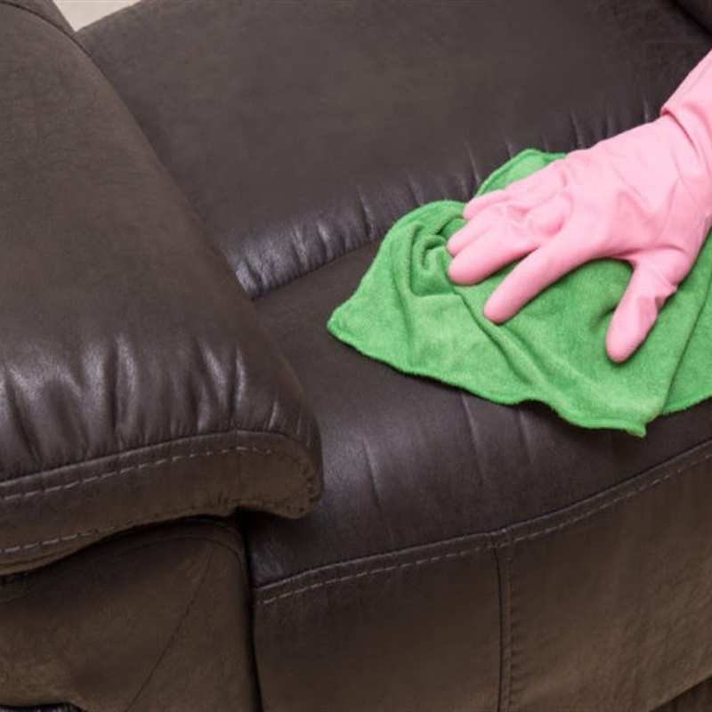 ¿Cómo limpiar un sofá de cuero en casa?